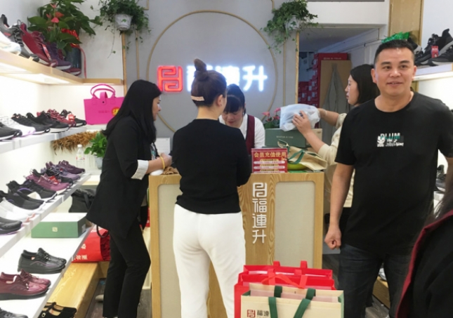 鞋店如何通过“鞋子以旧换新”的活动盈利？