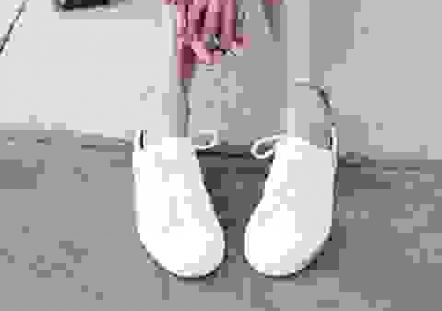 白鞋子发黄有什么办法变白-白色帆布鞋发黄，怎么洗才能变白？